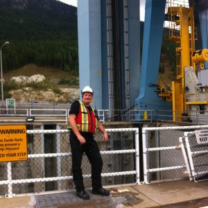 Hugh Keenleyside Dam, me standing by the gate door crane